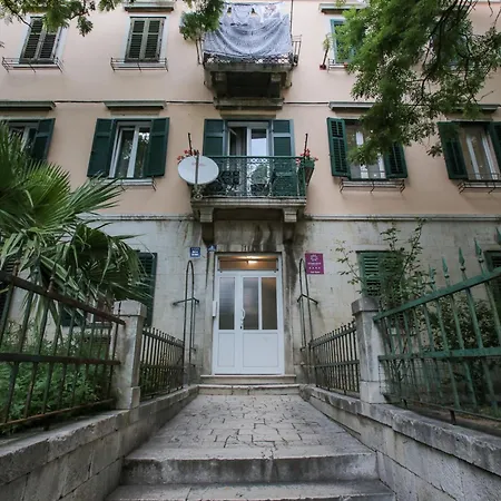 D&d In Centre 1 Split